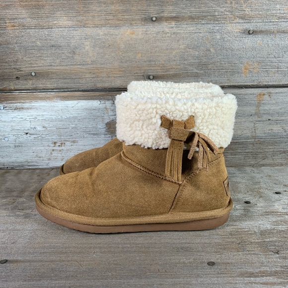 Minnetonka Faux Fur & Suede Side Fringe Boots - Picture 3 of 8